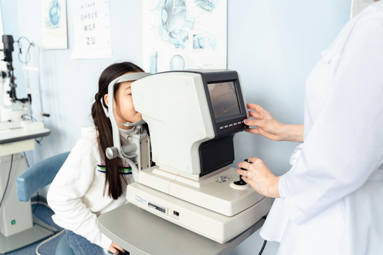 Read more about the article Understanding Comprehensive Eye Care: When to See an Eye Clinic and What to Expect